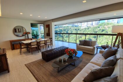 Apartamento com sala bem espaçosa, adega e uma linda vista do Vale do Sereno onde você viverá grandes momentos em família!