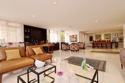 Localização privilegiada, muito espaço interno e acabamentos de luxo é o que você vai ver neste apartamento de 486 m² na Av alameda Oscar Niemeyer no Vila da Serra