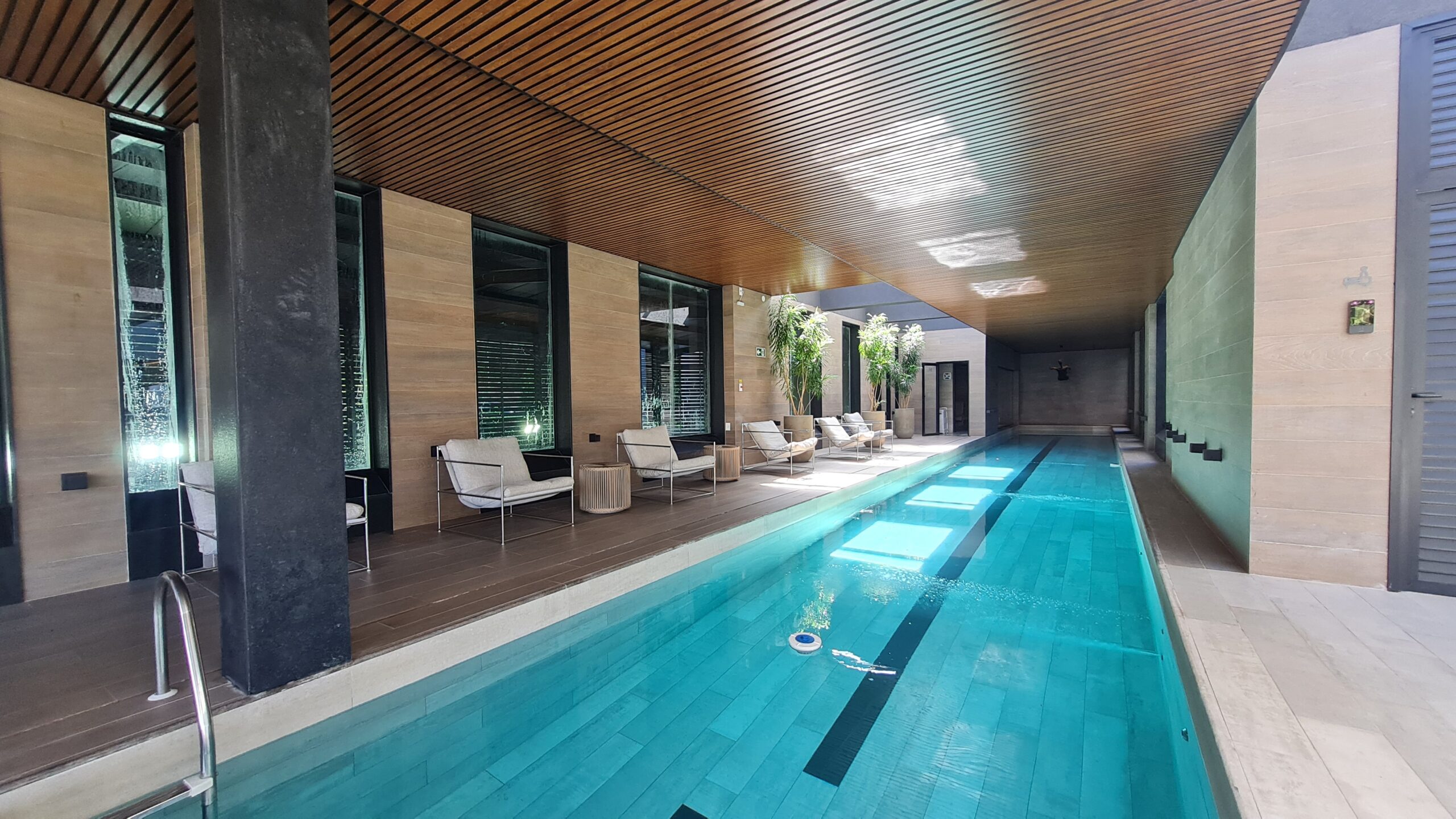 miró piscina coberta