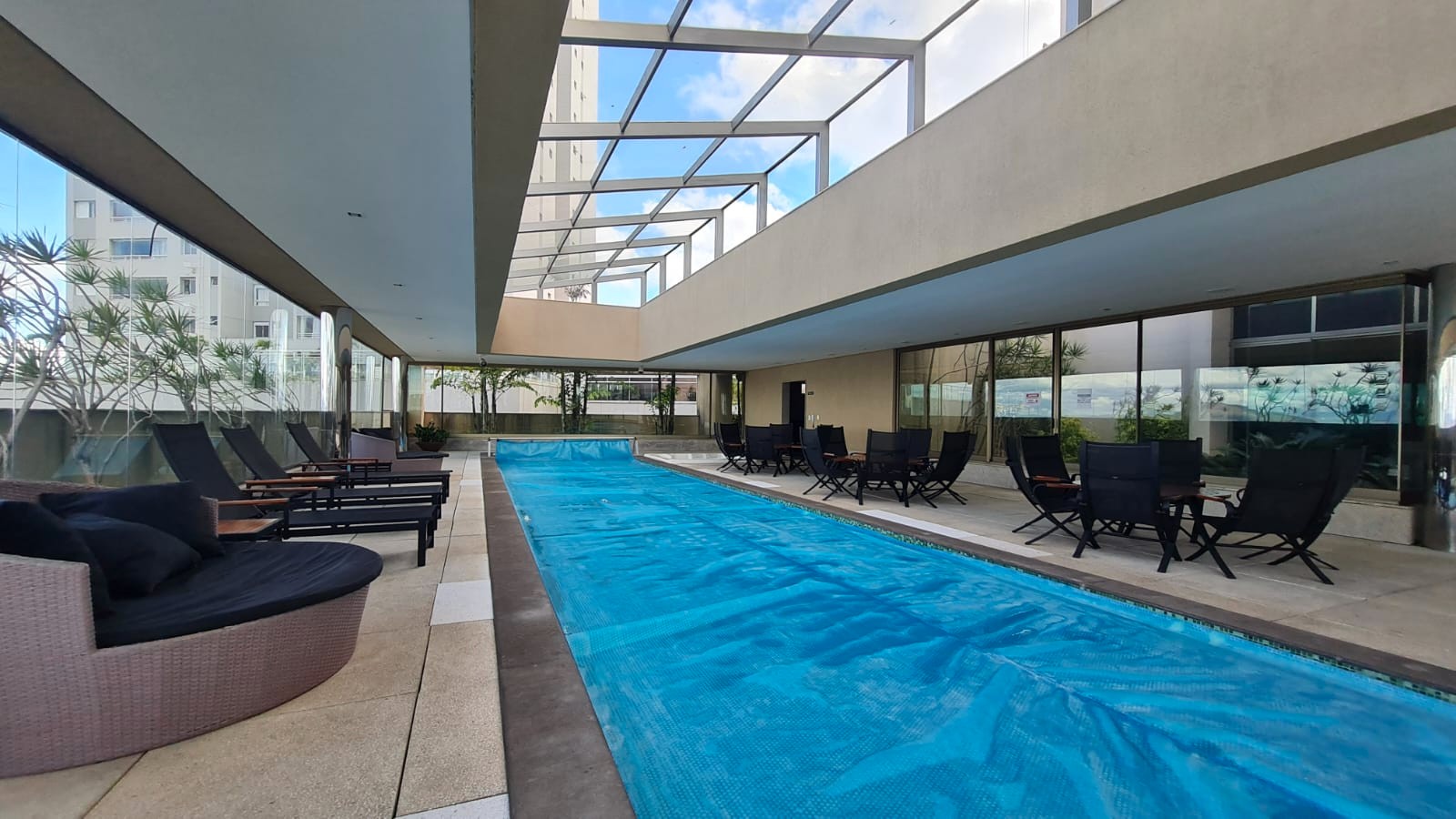 piscina aquecida e coberta com raia