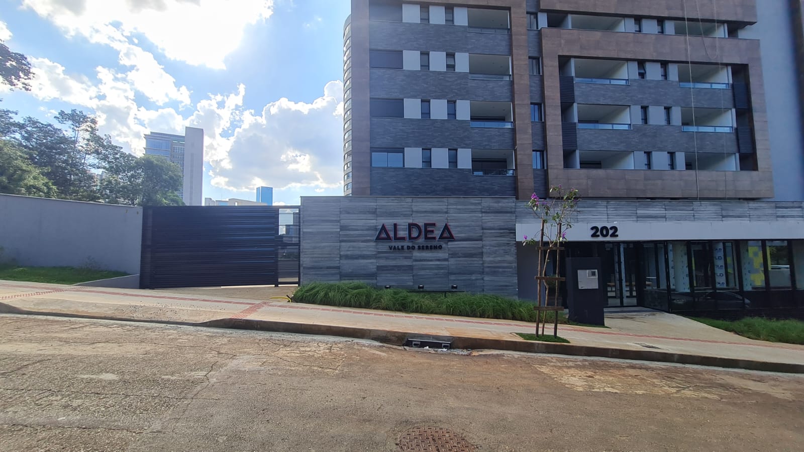 edificio aldea na rua cedro