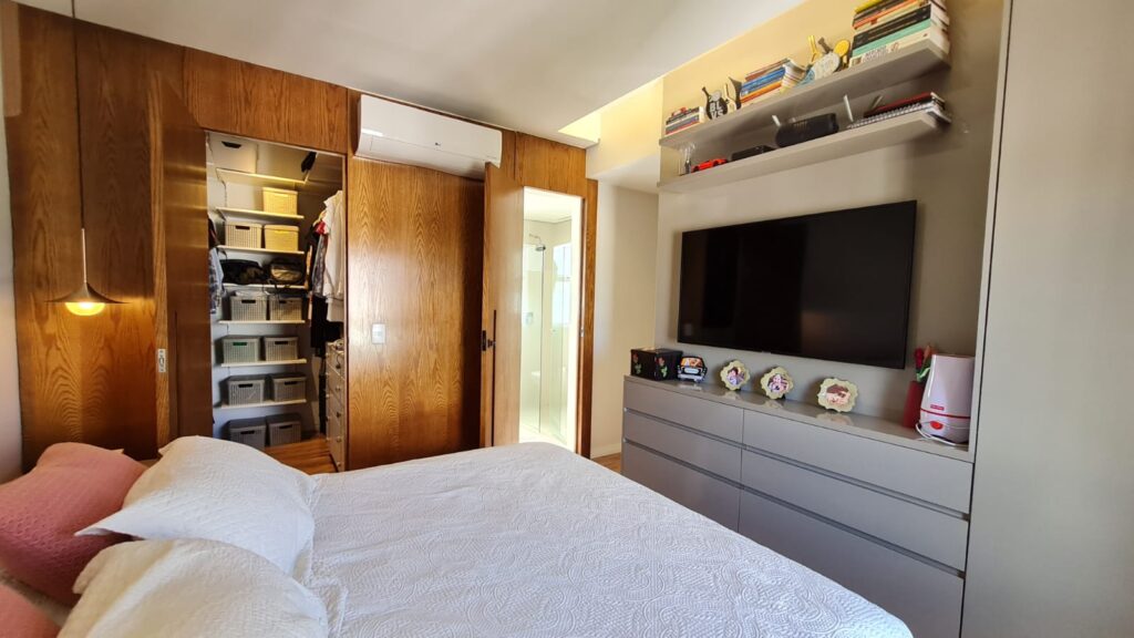 suite com ar condicionado e closet