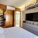 suite com ar condicionado e closet