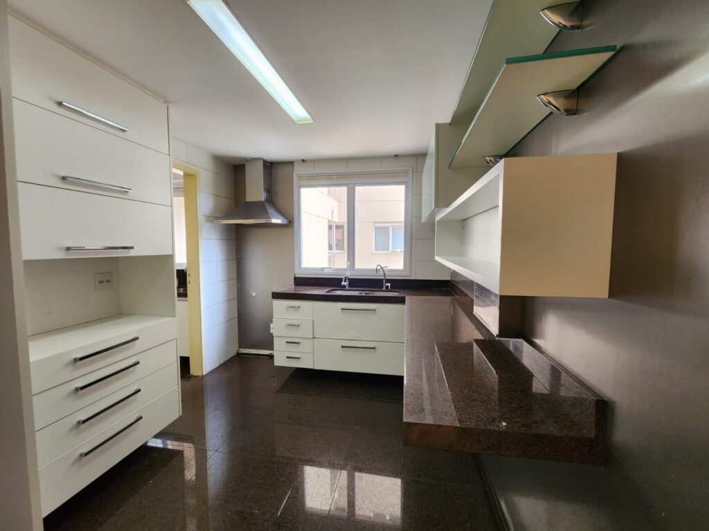 Apartamento à venda na Alameda Oscar Niemeyer com cozinha espaçosa