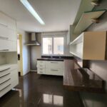 Apartamento à venda na Alameda Oscar Niemeyer com cozinha espaçosa