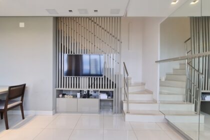 Loft duplex com 1 suíte, closet varanda e lavabo no Vila da Serra